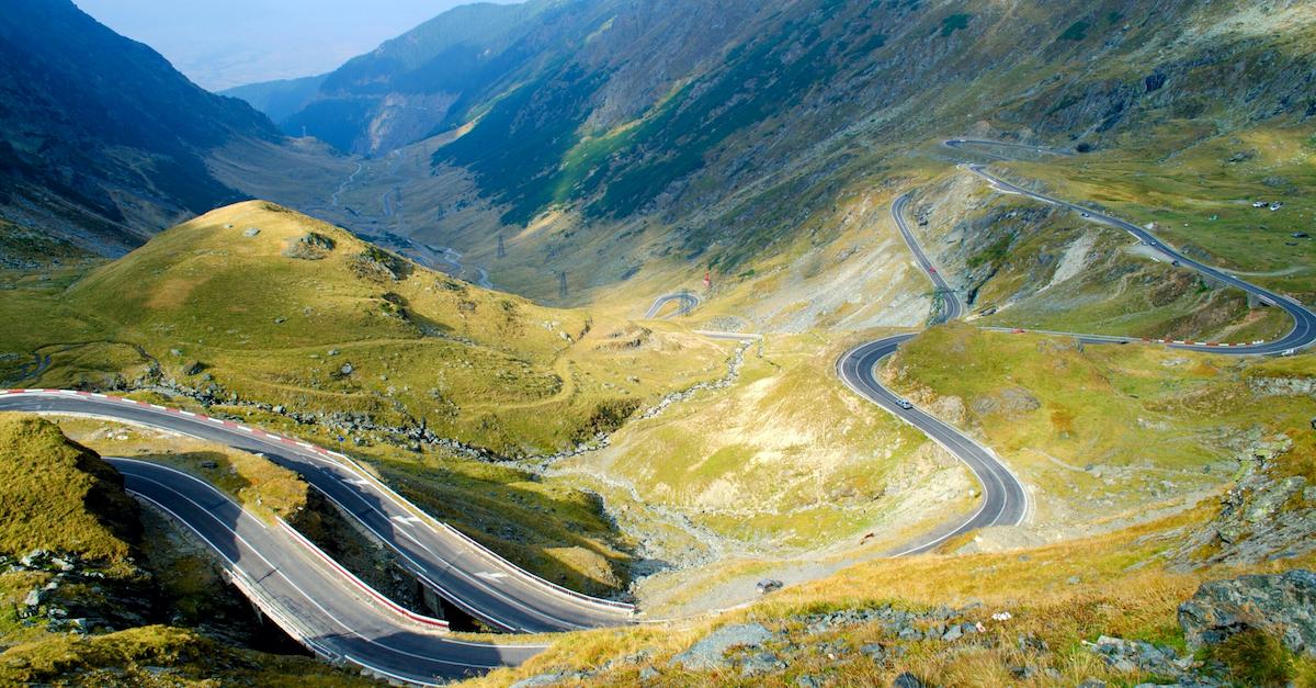 ルーマニアのファガラシュ山脈を登るトランスファガラシャン道路