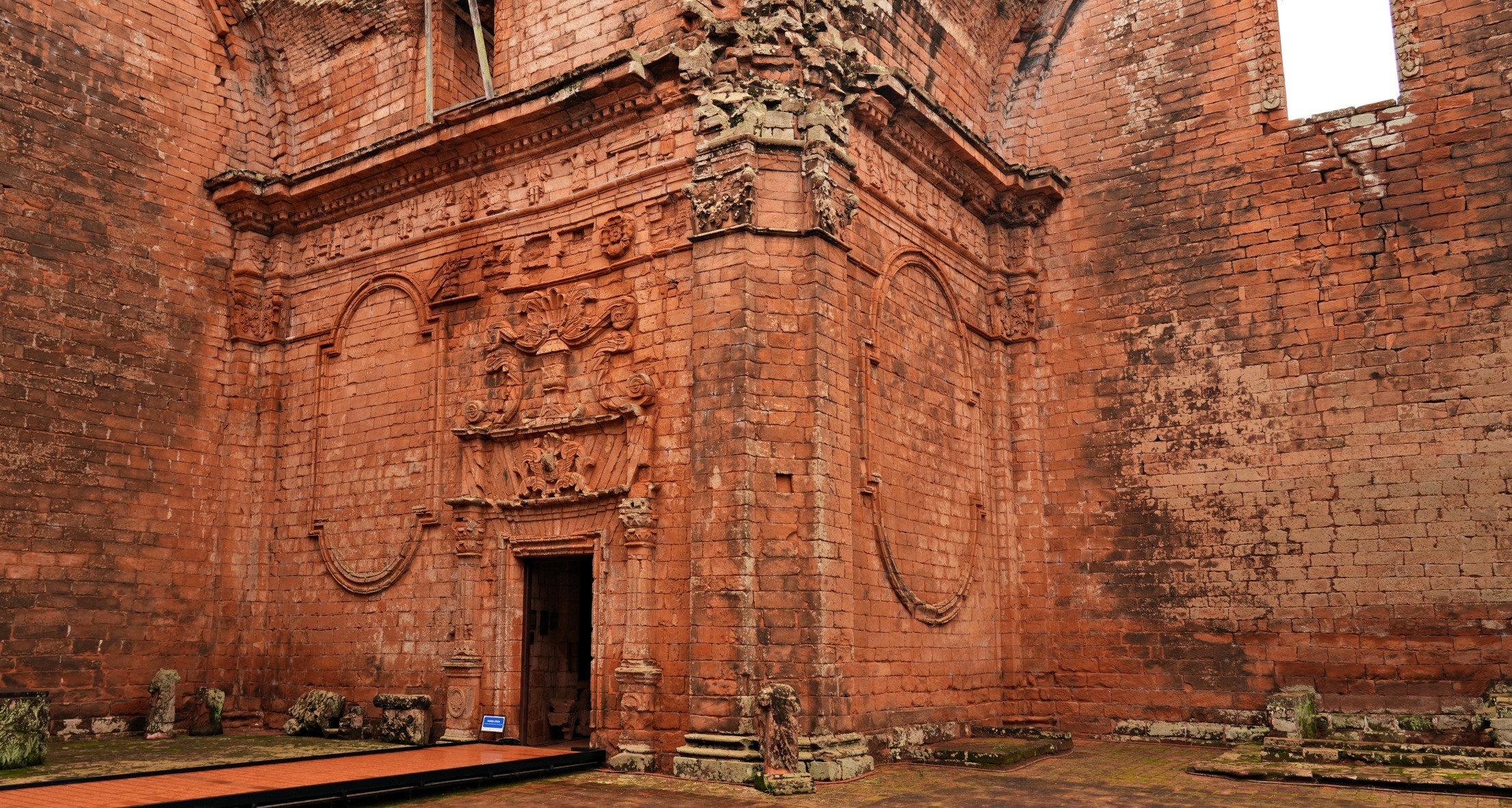Rovine in pietra e campanile della missione gesuita di La Santisima Trinidad de Parana vicino a Encarnacion, Paraguay