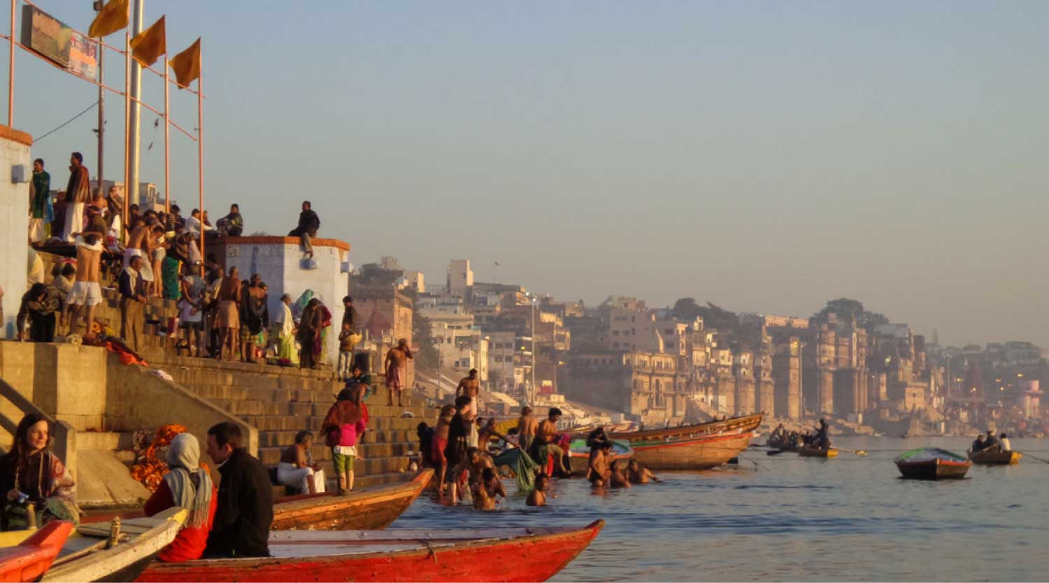 Veneitä Ganges-joella aamunkoitteessa Varanasin ghatien varrella