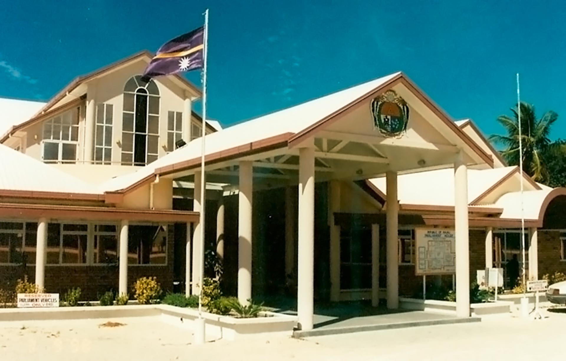 Casa del Parlamento en Yaren, Nauru, con la pista del aeropuerto al lado